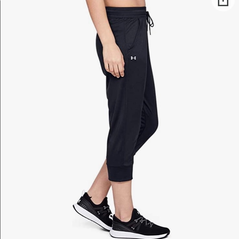 Women’s Under Armour tech jogger capris. New with tags never worn.